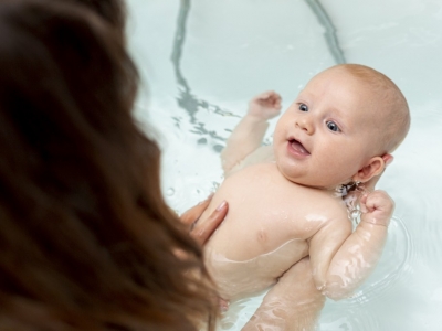 Astuces pour faire aimer le bain à bébé